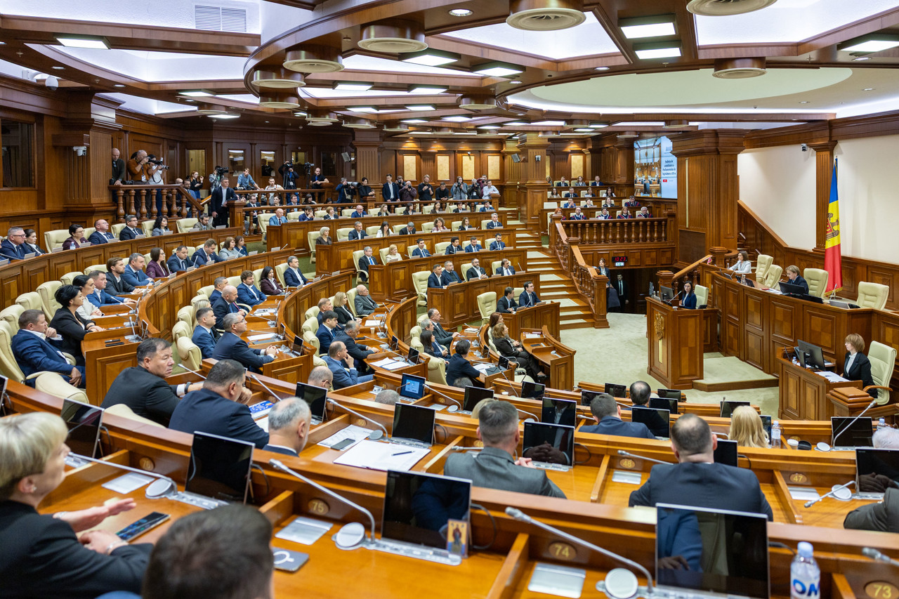 De la 3,7% la 43,5% și înapoi la 36,6%: cum a evoluat cota femeilor cu mandate de deputat