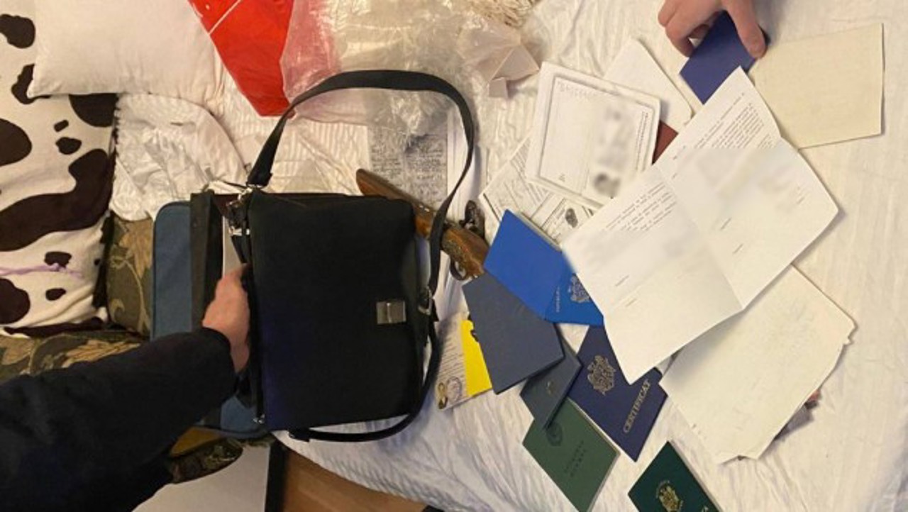 Falsificau buletine și permise românești: percheziții la Chișinău și Strășeni