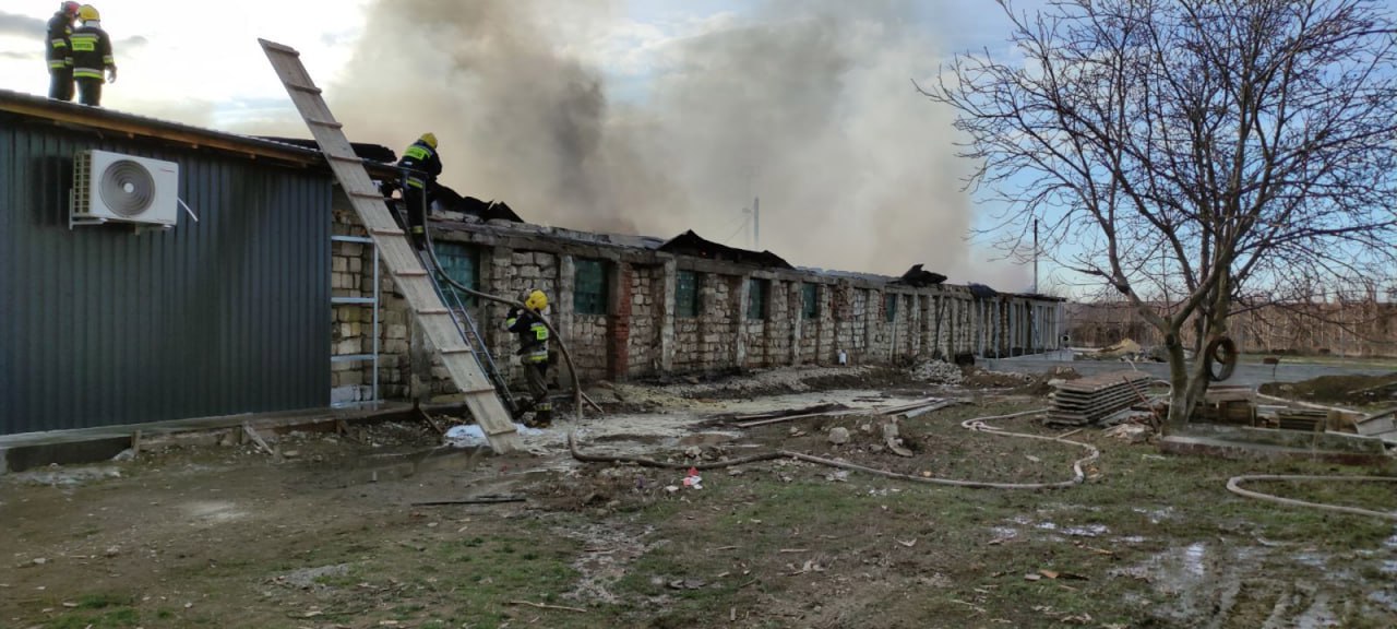 Склад воска в Кагуле охвачен пламенем. О пострадавших не сообщается