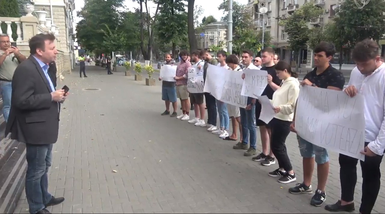 Flashmob at the Ministry of the Interior. The Coalition for Unity and Welfare demands the resignation of Rosian Vasiloi and Ana Revenco