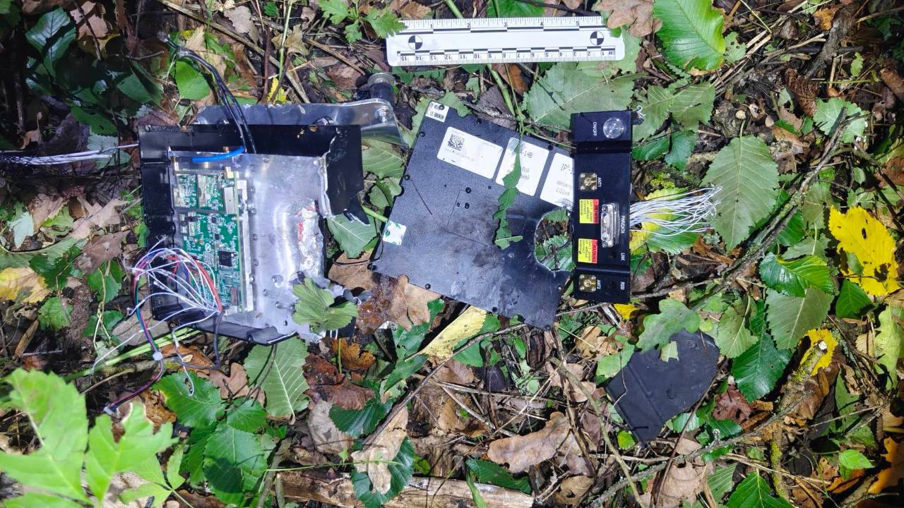 Fragmente ale unui aparat de zbor, cu marcaje „Geran 4”, depistate în urma exploziei de la Cotiujeni