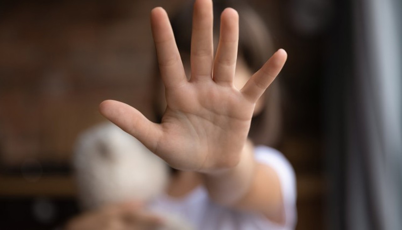 Doi frați, condamnați la câte zece ani de închisoare după ce și-au violat sora mai mică și au lăsat-o însărcinată