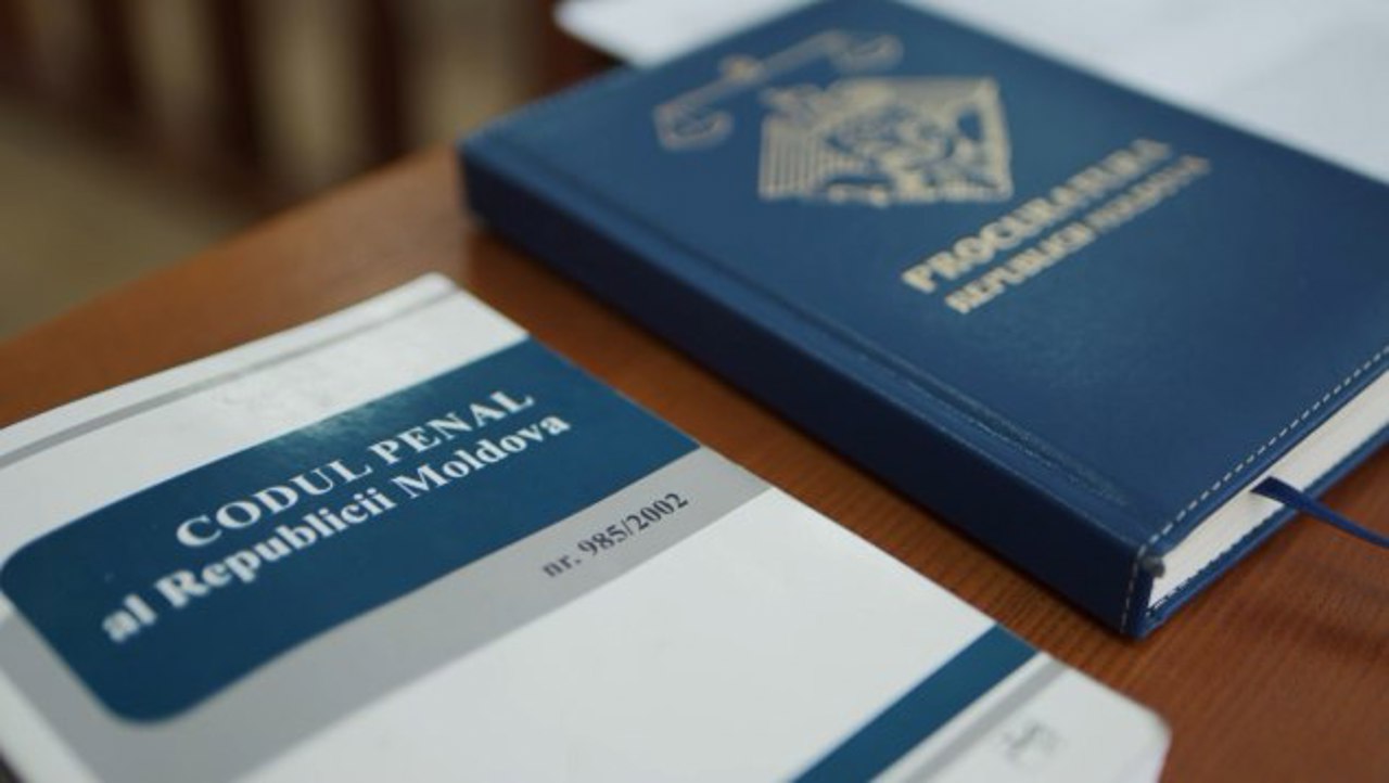 Un bărbat din Cimișlia riscă detenție pe viață pentru că și-ar fi ucis tatăl cu toporul