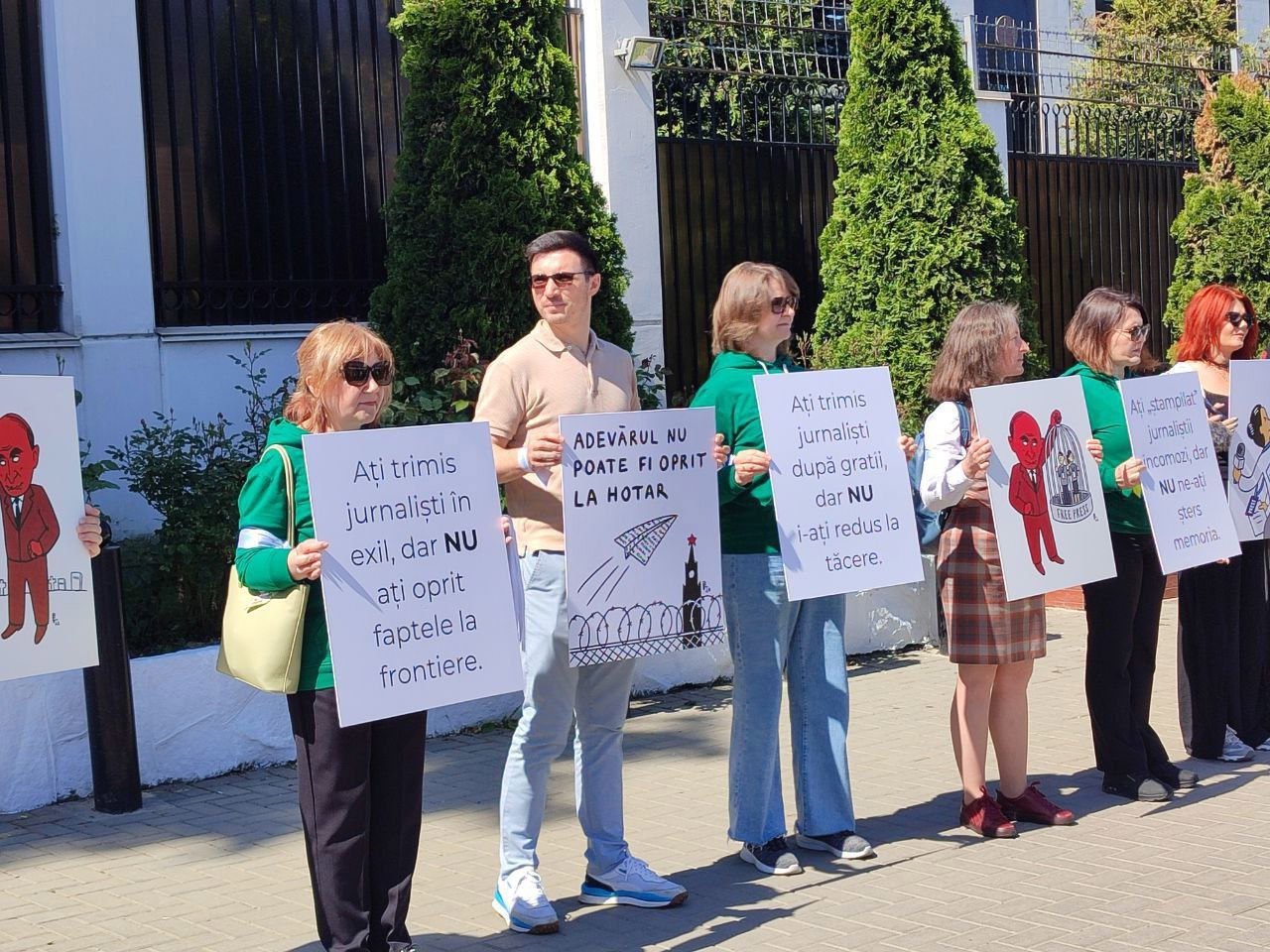Флешмоб перед зданием посольства России в Кишинэу: "Объединимся ради свободы прессы. Правду нельзя заглушить".