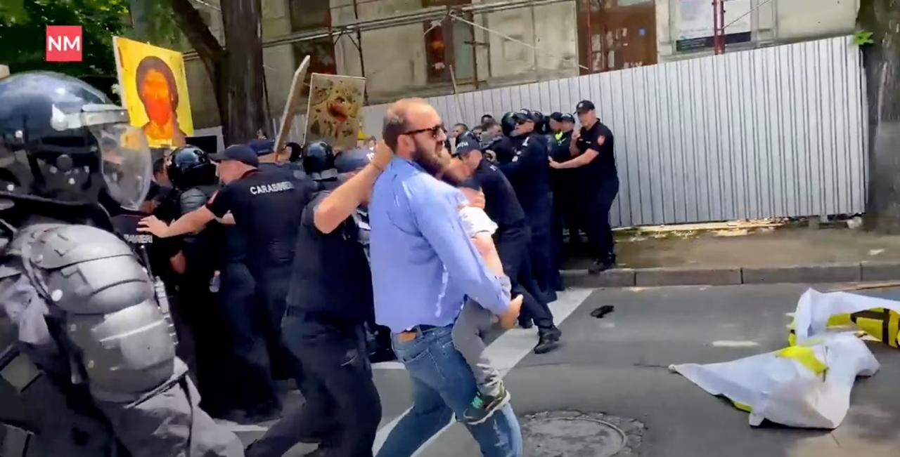 Un minor pus în pericol la protestele anti-LGBT: cazul, în vizorul Avocatului Copilului