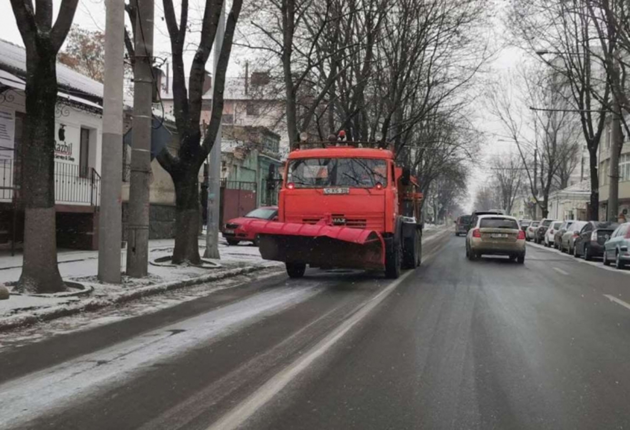 Минувшей ночью на муниципальные дороги выехало 20 спецтехники