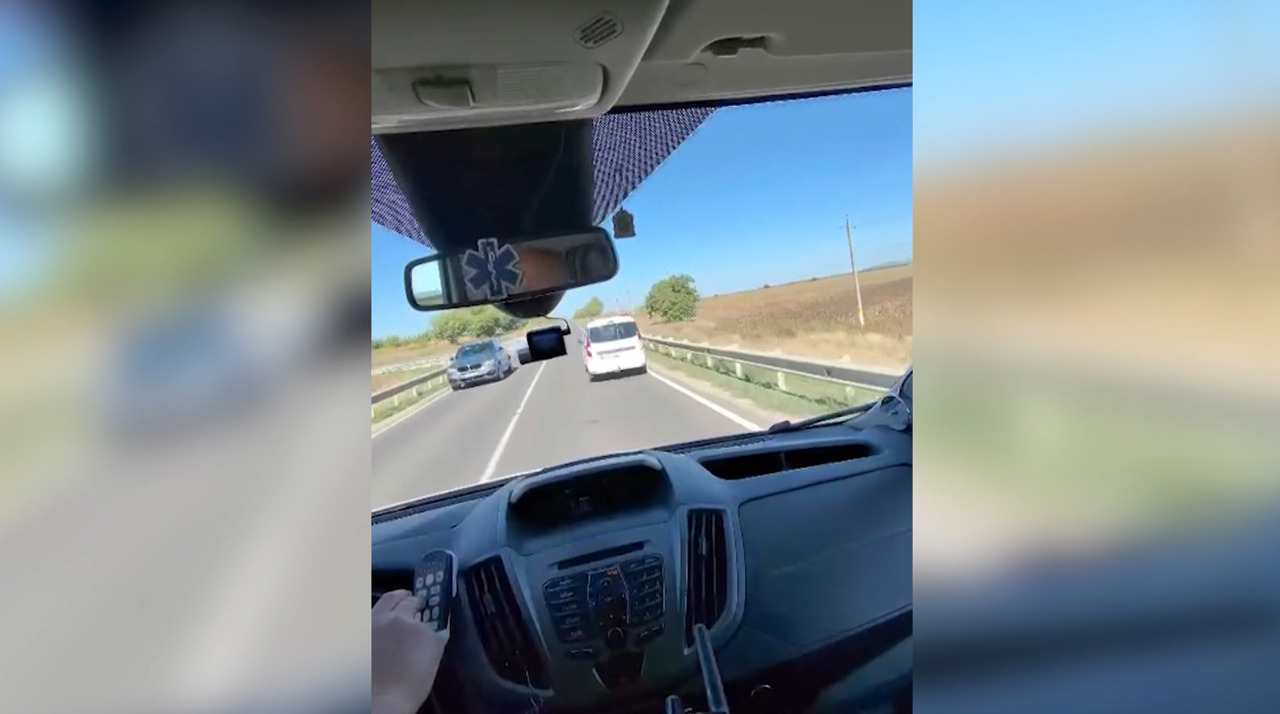 Nu au cedat trecerea autospecialelor și au fost amendați. 15 șoferi, sancționați în câteva ore