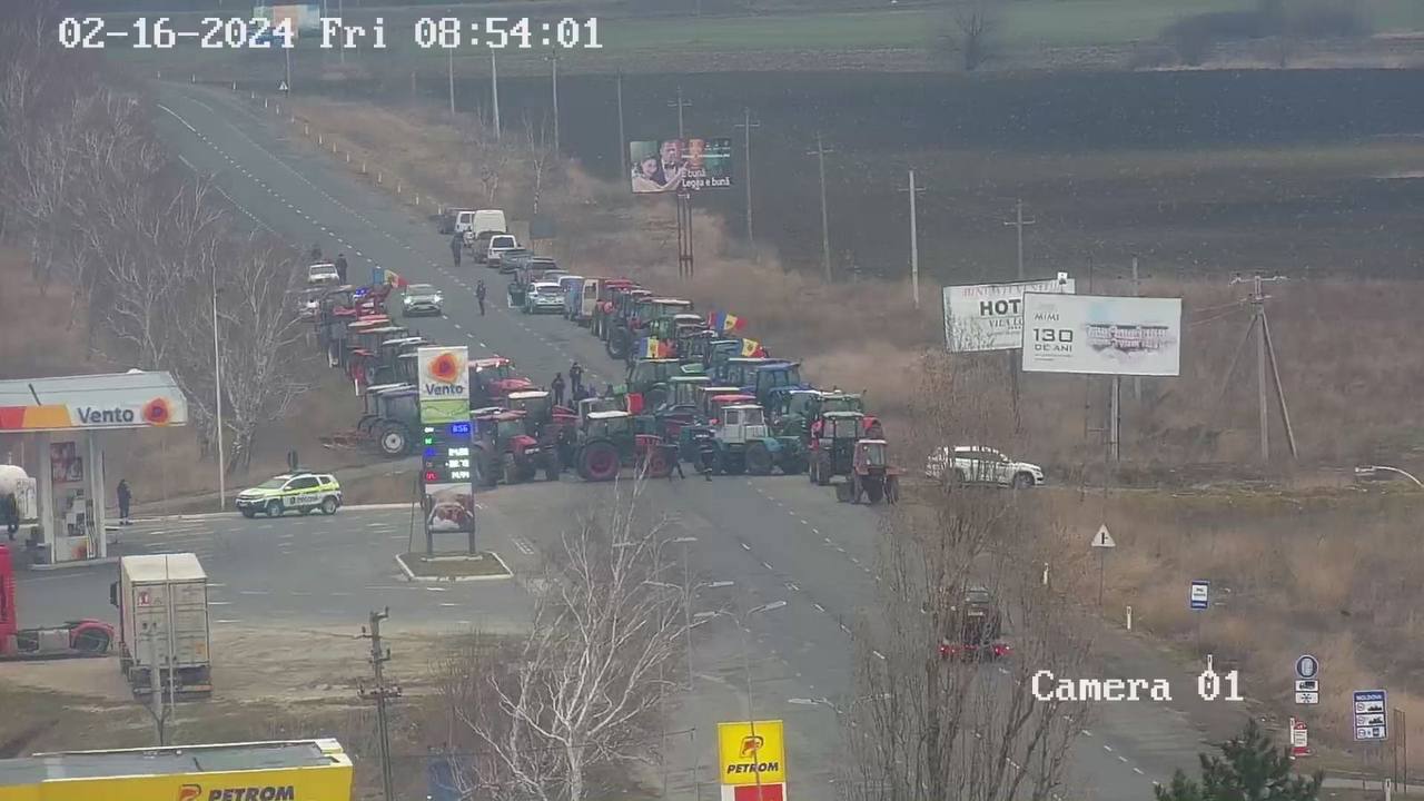 The access road to Leușeni customs, blocked again by farmers