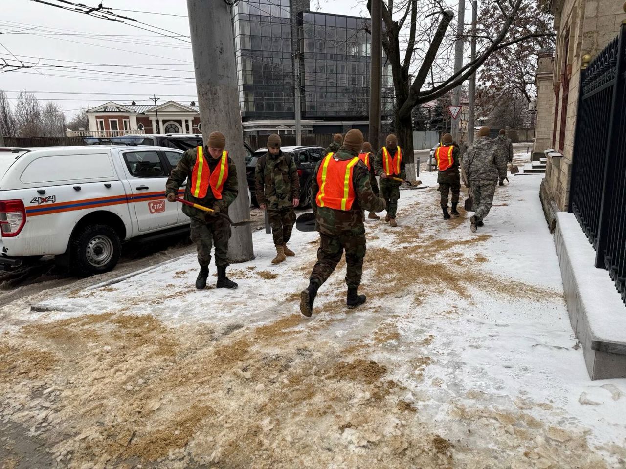 Mobilizare extinsă pe timp de polei: zeci de intervenții și drumuri curățate în Chișinău