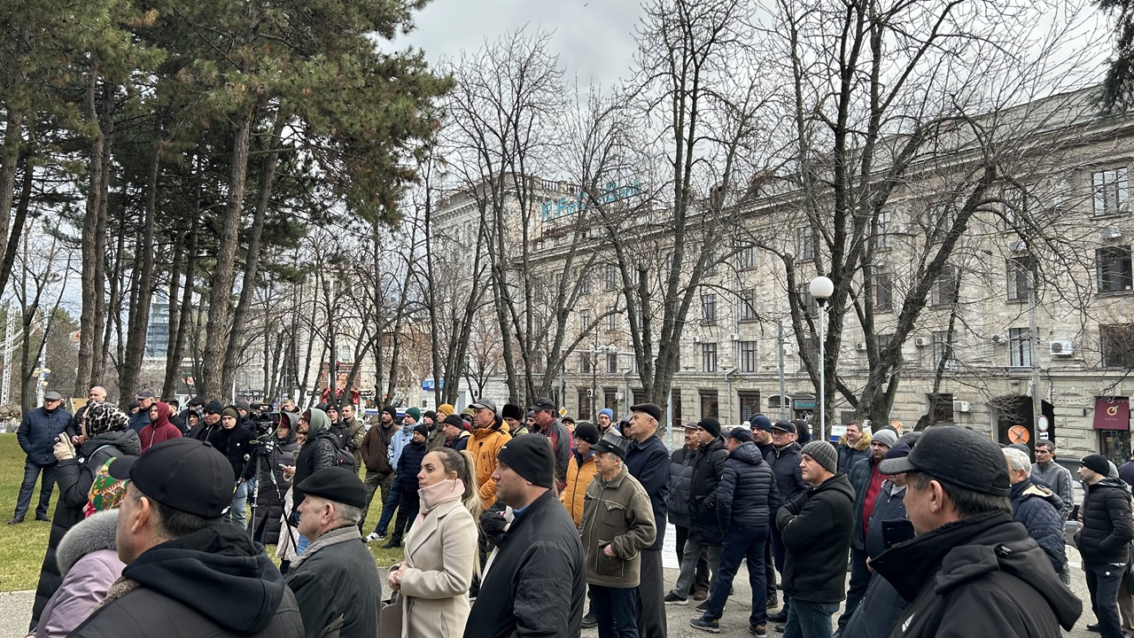 Farmers protest in front of the Government