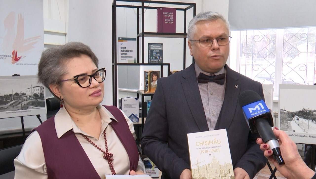 Doi istorici au lansat lucrarea enciclopedică în două volume „Chișinău. Cel de-al doilea oraș al României întregite”