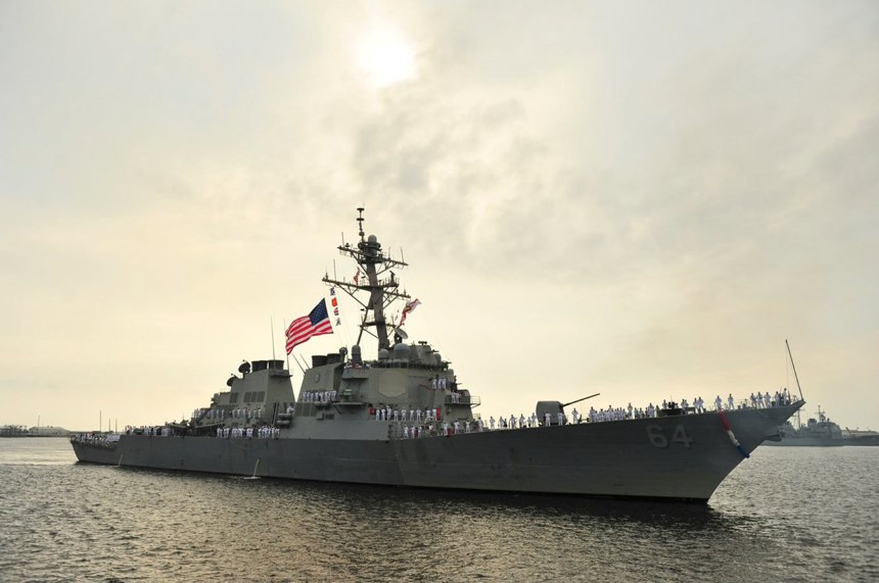 Pentagonul anunță că o navă de război americană și mai multe nave comerciale au fost atacate în Marea Roșie
