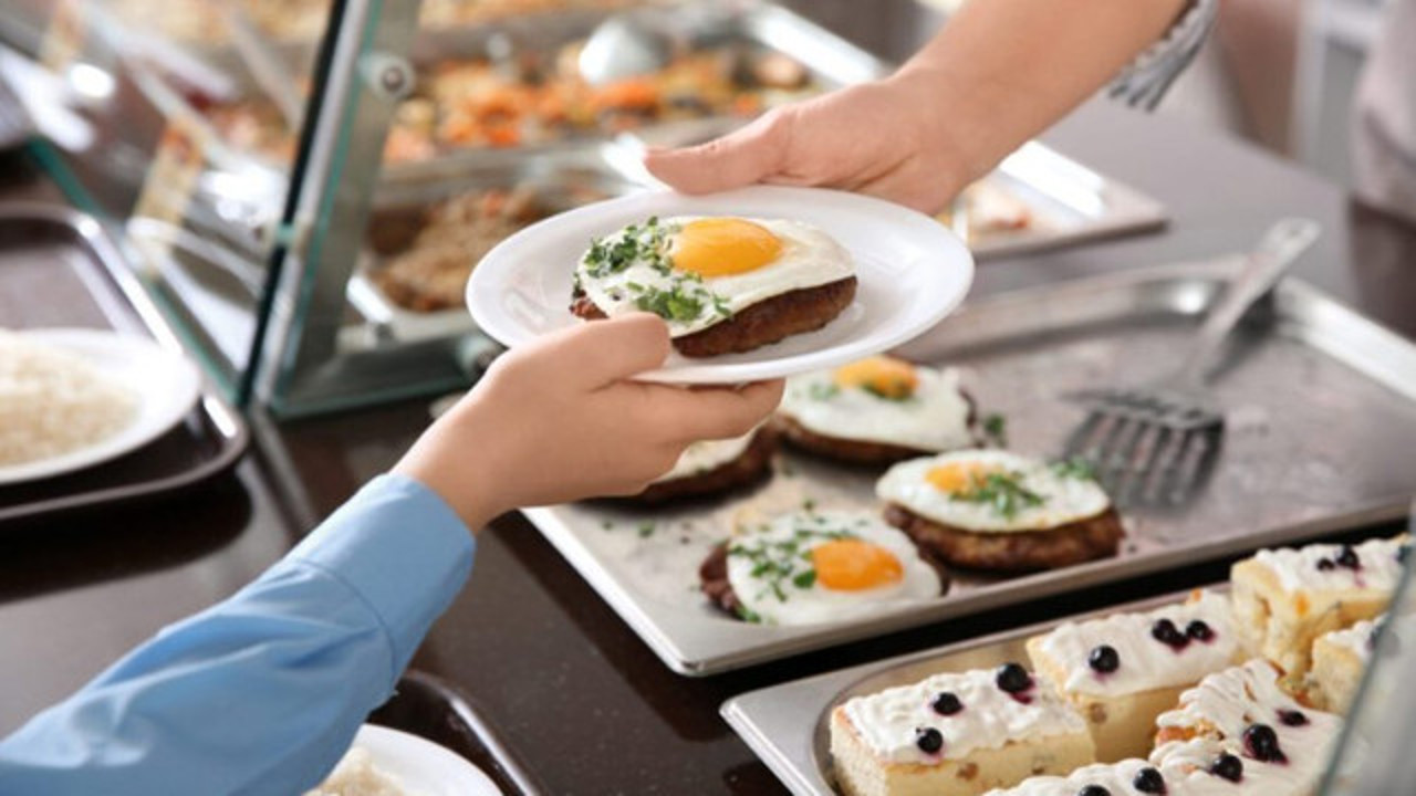 Ministerul Educației avertizează: Chișinăul riscă să rămână singura localitate fără mic dejun gratuit pentru elevii de gimnaziu