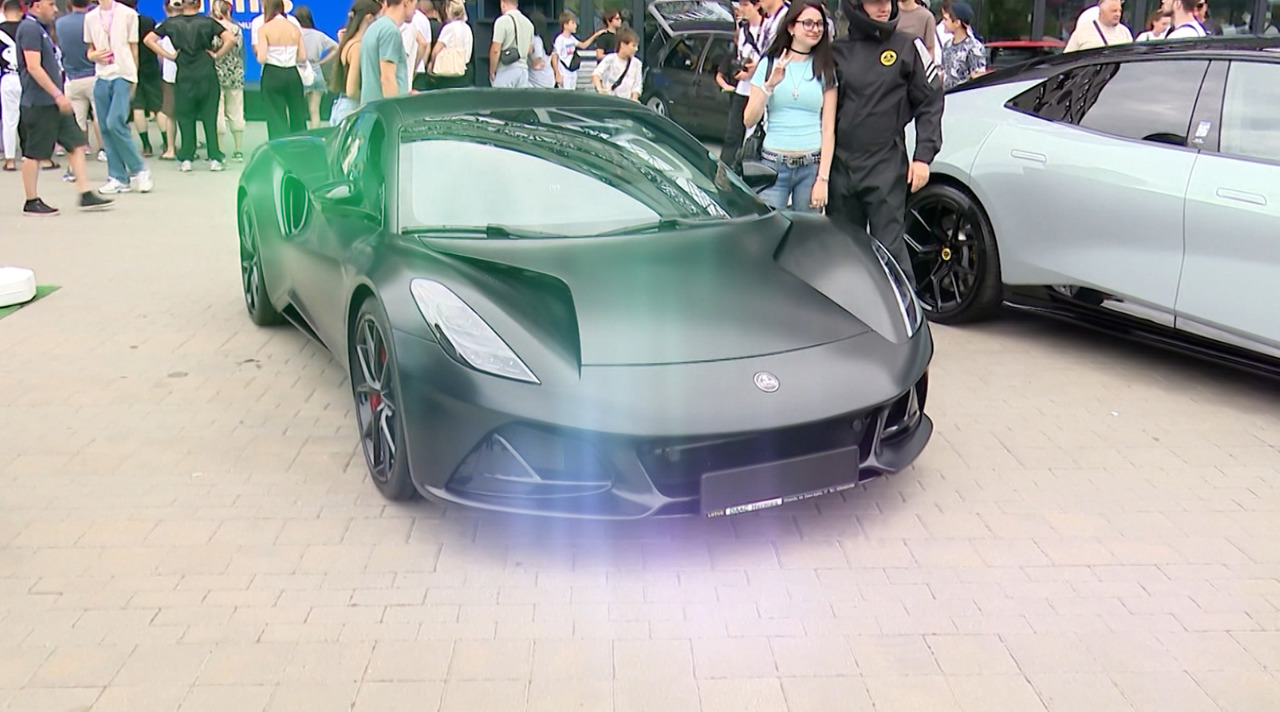 Mașini de epocă, modele de lux și automobile de ultimă generație, la Chișinău. Sute de pasionați, reuniți la un festival auto