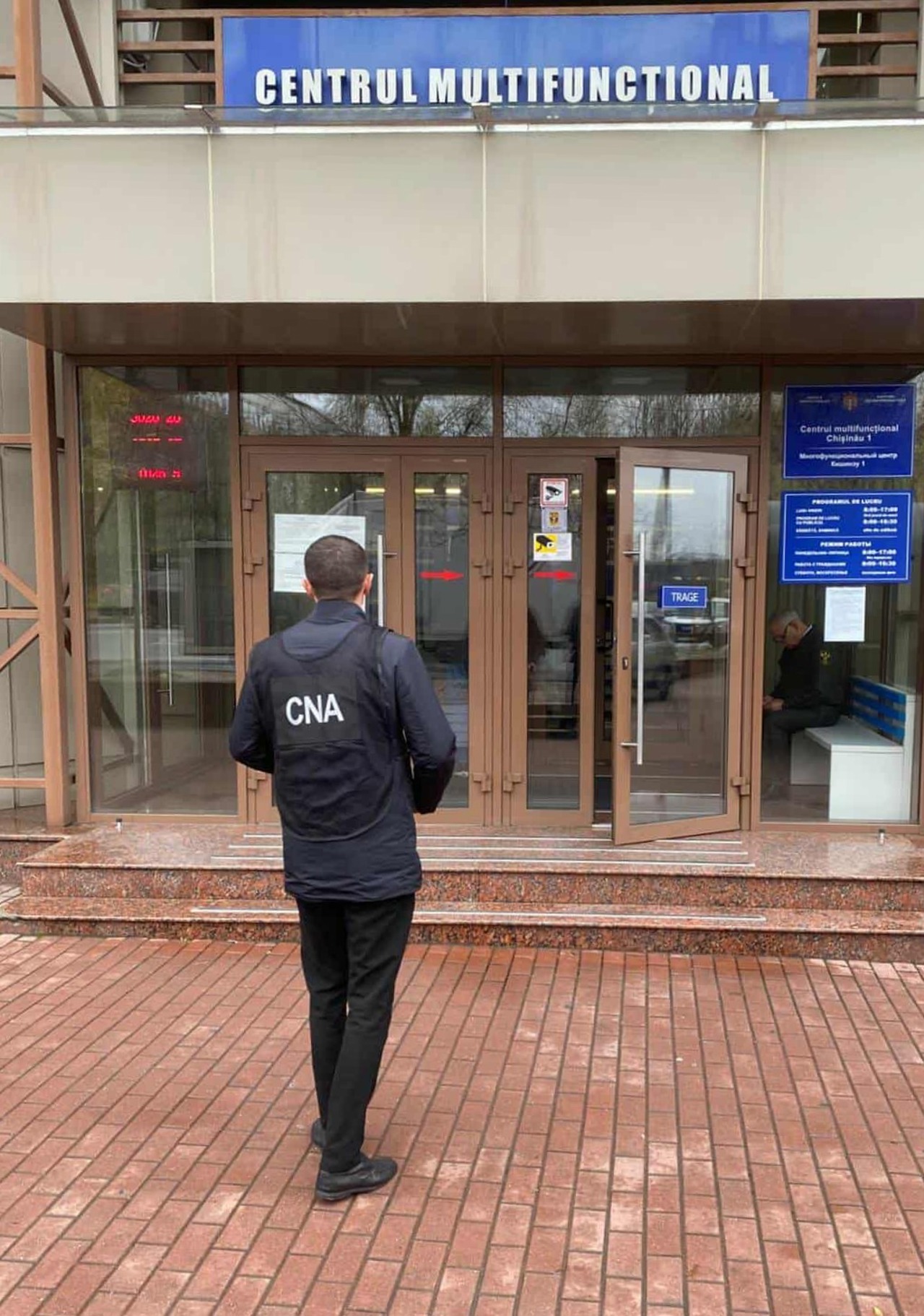 Rețineri CNA: șefa unui centru multifuncțional al ASP, suspectată de trafic de influență în dosarul diplomelor false pentru centrele de chirurgie estetică 
