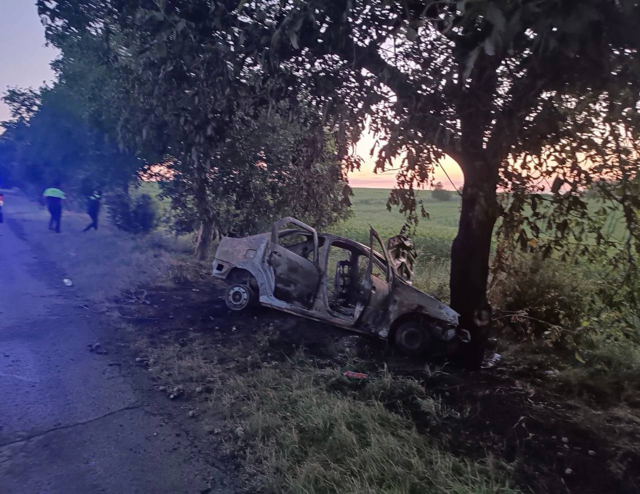 O mașină a ars complet, după ce s-a izbit într-un copac, la Anenii Noi: 5 persoane au ajuns la spital