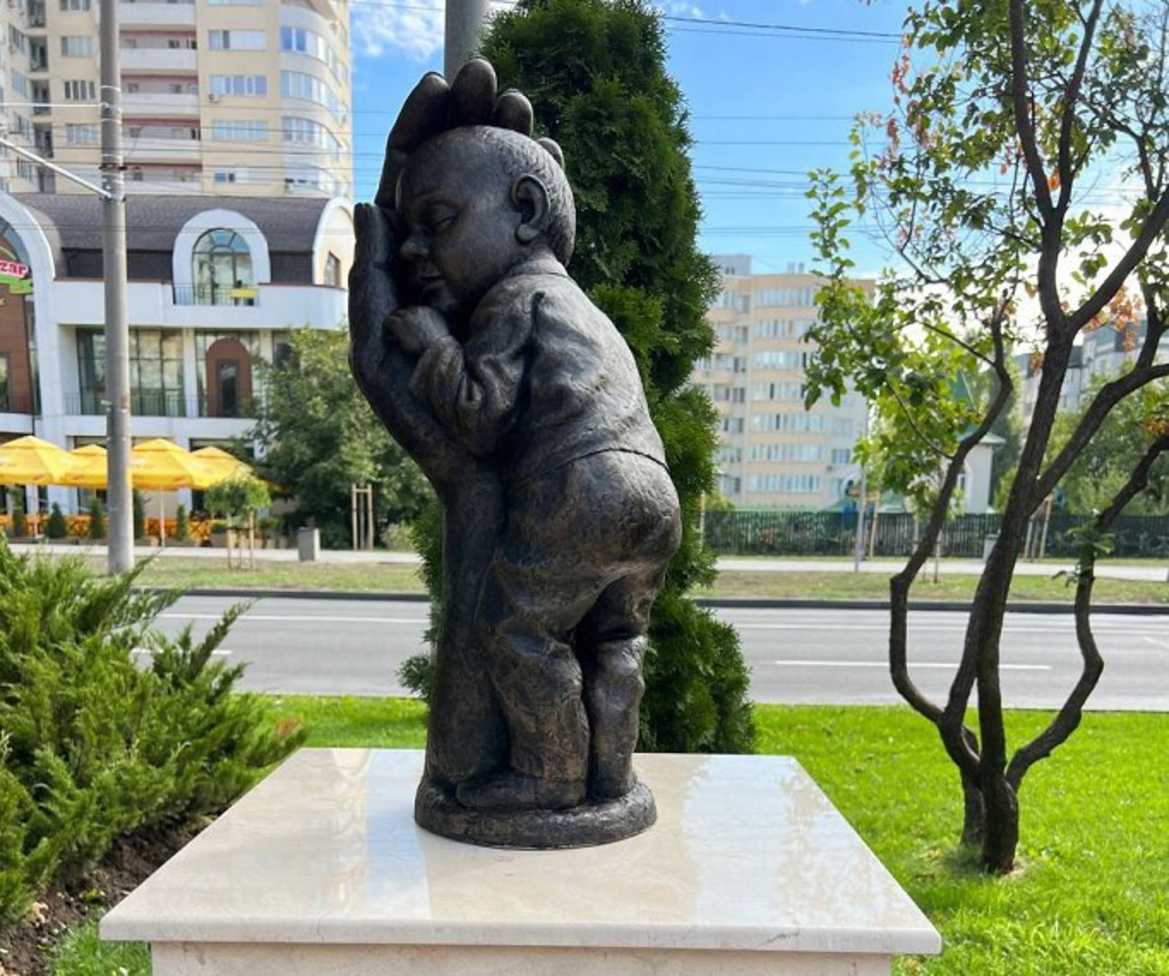 New monument, ‘Child in Palm’, brightens up Ciocana neighborhood