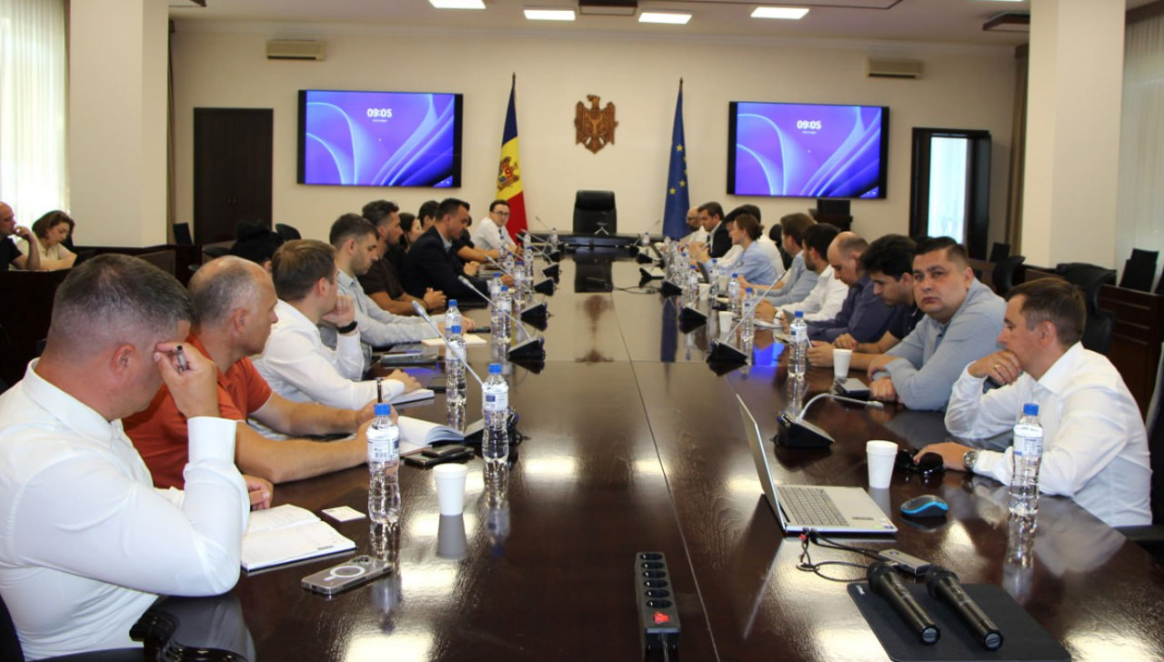Autoritățile pregătesc garanții de stat pentru creditele destinate bateriilor de stocare