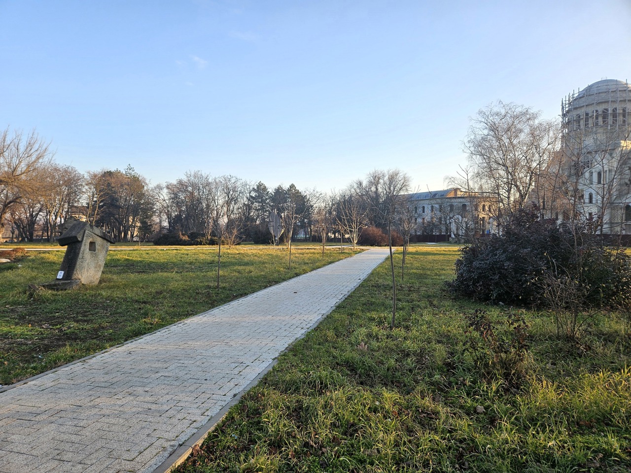 Primăria municipiului Ungheni - locul unde va fi amenajată viitoarea Grădină Urbană