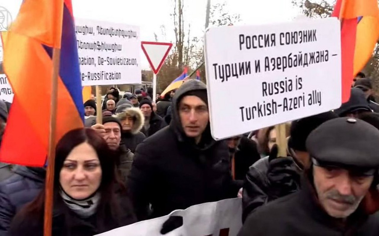 Poliția din Armenia a reținut 65 de protestatari în apropierea unei baze militare rusești