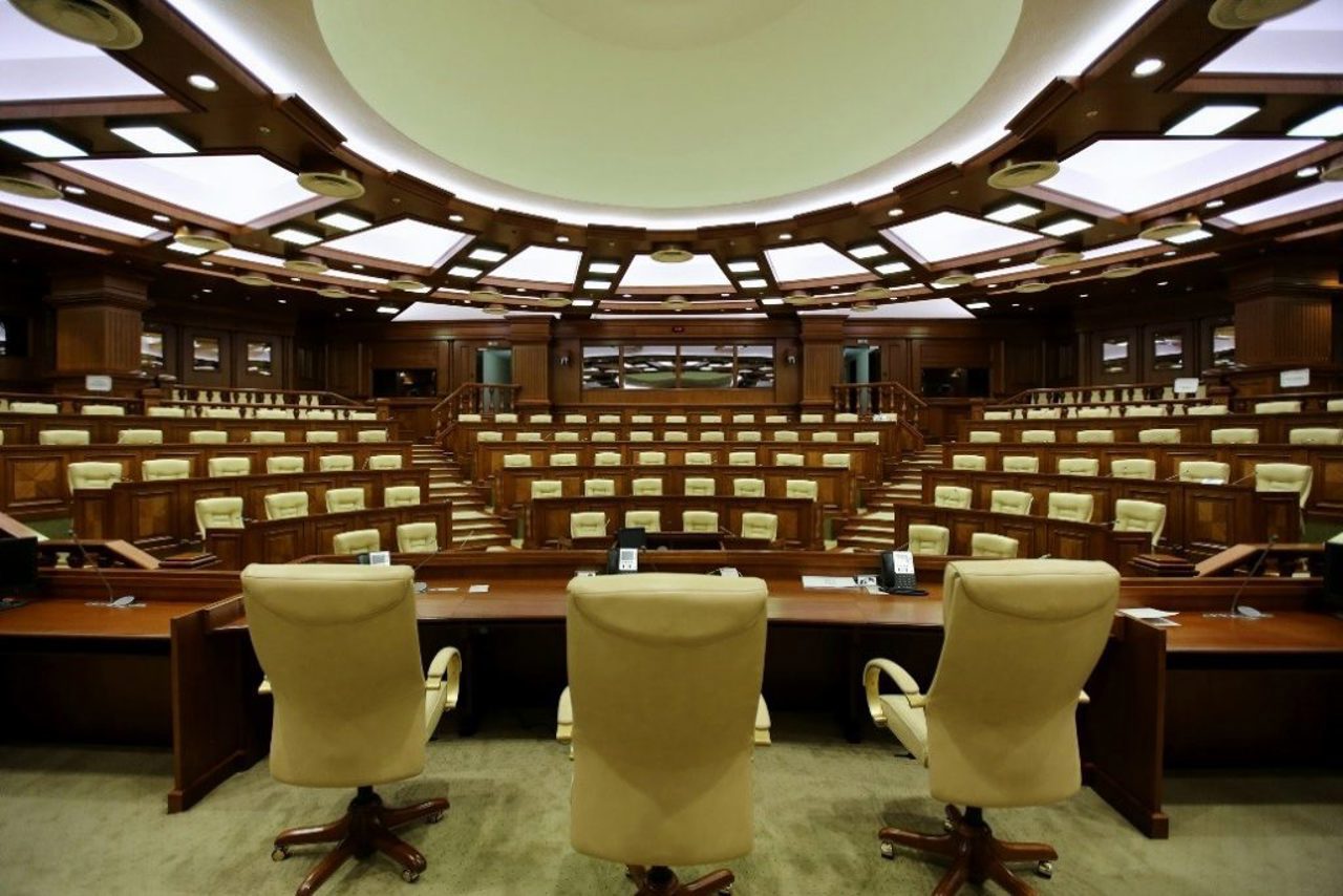 Ședință cu ușile închise la Parlament. Deputații vor examina structura și efectivul Armatei Naționale  