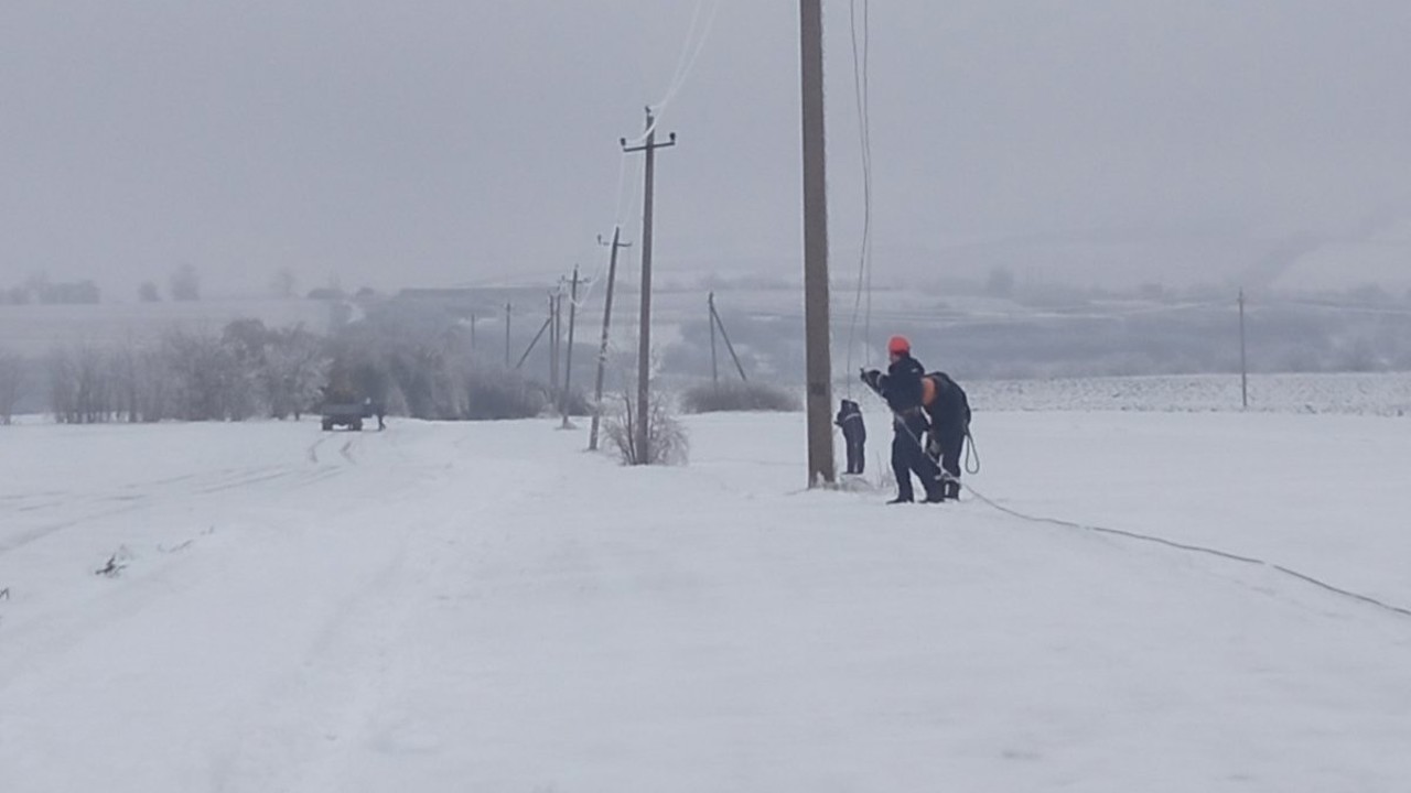 Government mobilizes massive response to severe freezing rain crisis across Moldova