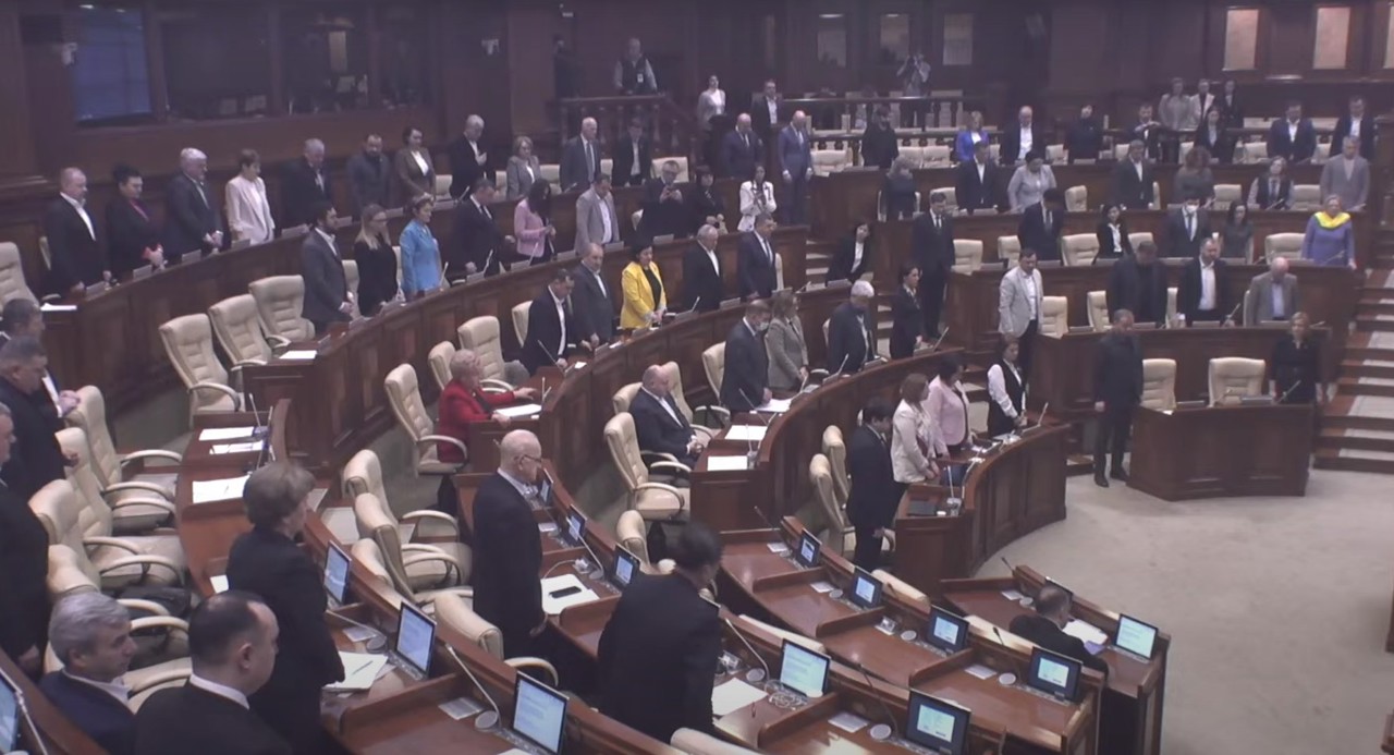 Moment de reculegere în Parlament, la trei ani de război. Igor Grosu: Ucraina luptă cu vitejie și demnitate pentru pace