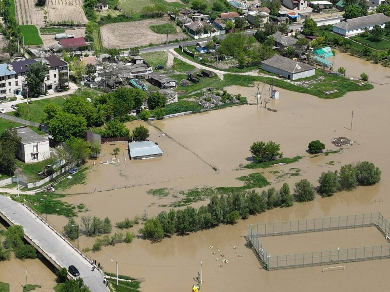 Intervenții în regim permanent după ploile din 22 mai: Zeci de locuințe din Strășeni, în pericol de inundare