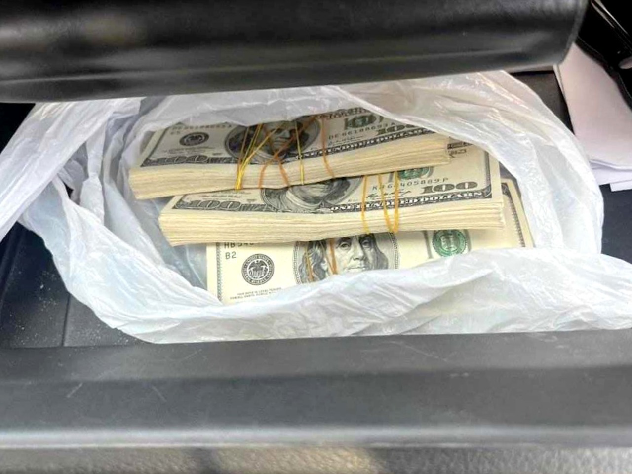 Районный советник из Окницы был задержан при передаче 30 тысяч долларов мэру Окницы