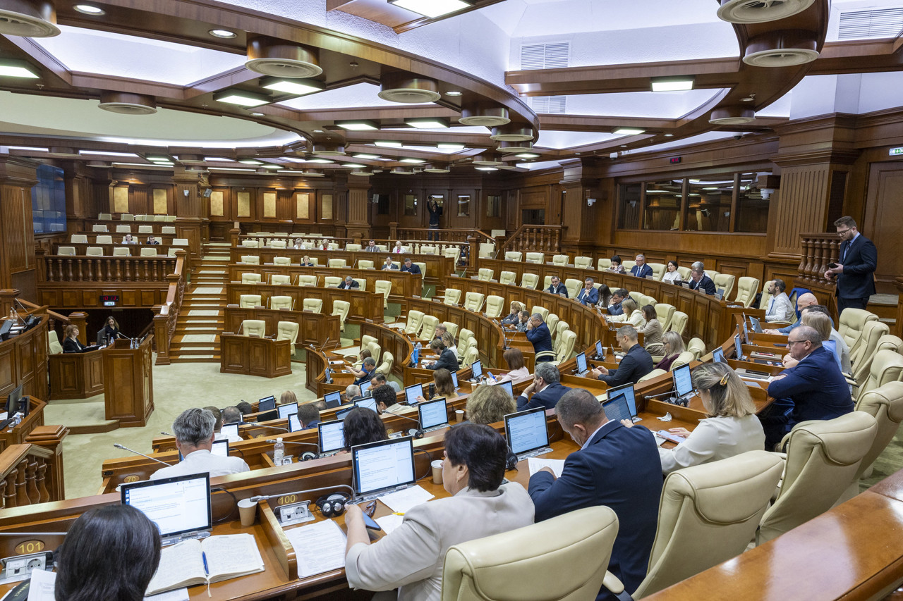 Parlamentul a votat în primă lectură legea care le permite cetățenilor să propună inițiative civice