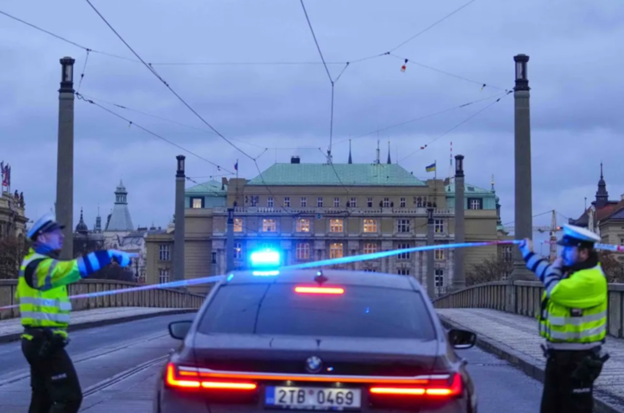 Maia Sandu a transmis condoleanțe familiilor victimelor atacului armat din Praga 