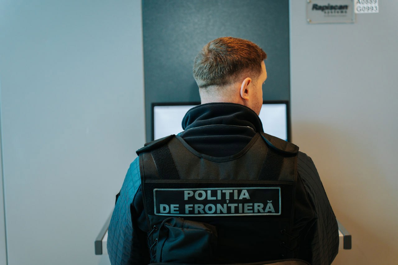 Un cetățean străin a încercat să iasă din țară cu bagajul ticsit cu țigări