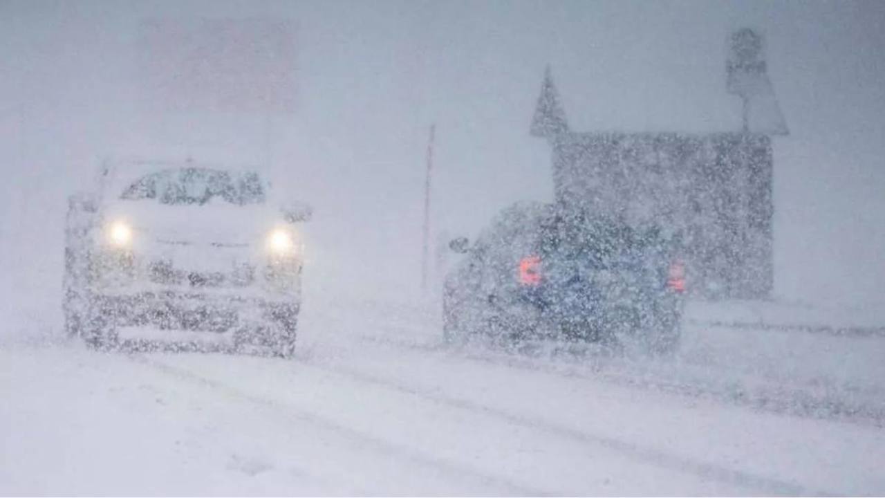 Heavy snow brings chaos to southern Germany as Munich suspends flights