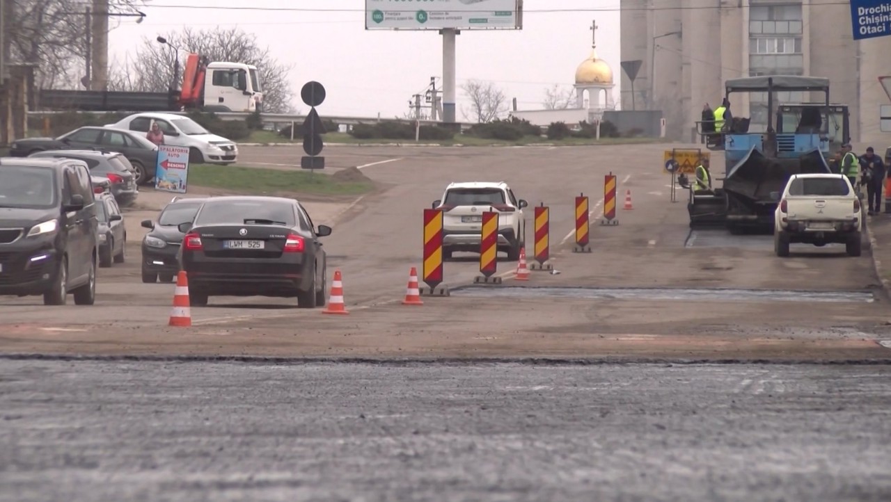 Soroca | Lucrări de reparație la drumurile afectate de gropi: „E greu de mers, stricăm mașinile”