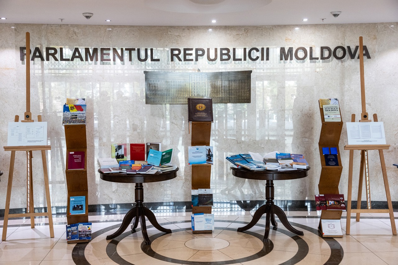 Expoziție dedicată aniversării a 30-a de la adoptarea Constituției R. Moldova, găzduită de Parlament