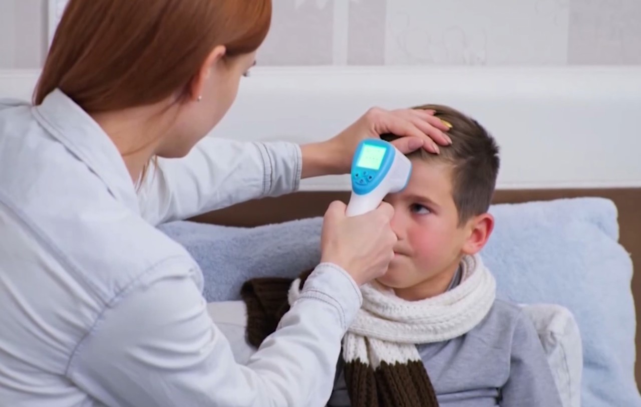 Momentul în care febra la copii devine urgență medicală: semnele periculoase la care părinții trebuie să fie atenți