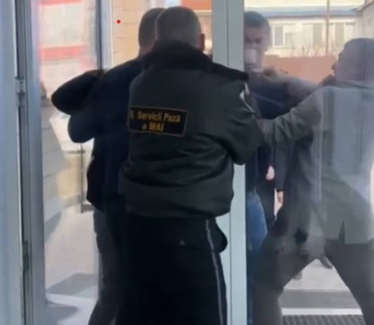 Scandal la Comrat: Doi membri ai Adunării Populare s-au luat la bătaie în văzul colegilor