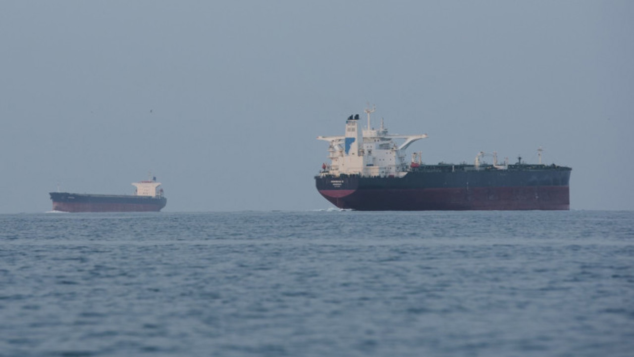 Lovitură după armistițiul SUA-Iran: O navă de marfă a fost atacată în Strâmtoarea Ormuz 