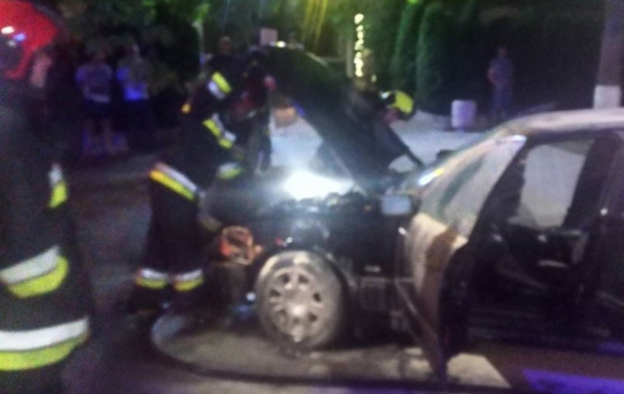 Pompierii din capitală au stins un BMW cuprins de flăcări