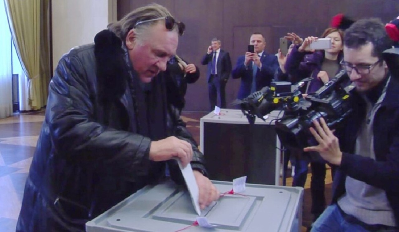 Gérard Depardieu, care are cetățenia rusă, votând în alegerile prezidențiale din Rusia la ambasada rusă din Paris, 18 martie 2018