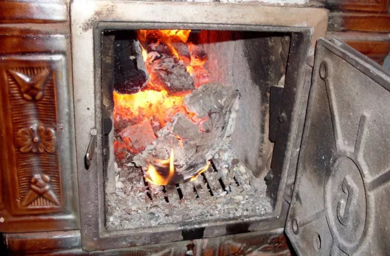 Температура воды в печке. Неисправная печь. Печь в сгоревшем доме. Печь загорелась. Печь топится.