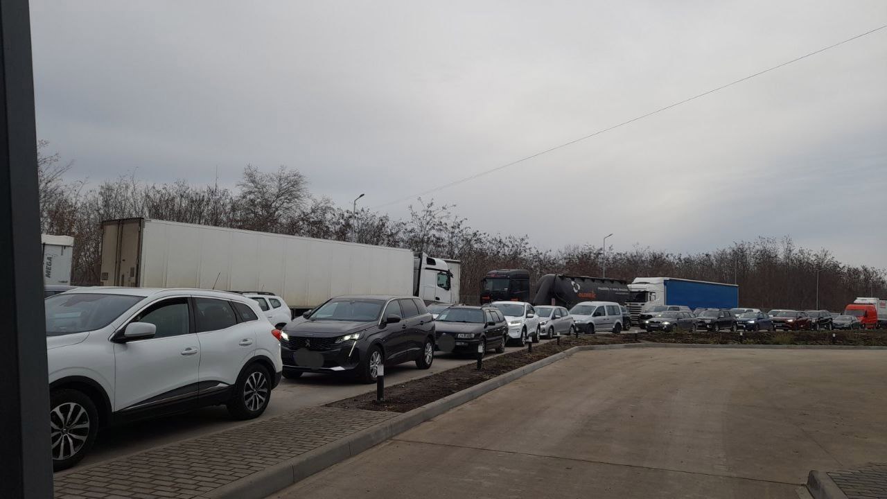 Aglomerație la ieșirea din țară la vămile Leușeni și Sculeni. Polițiștii îndeamnă călătorii să opteze pentru alte puncte de trecere 