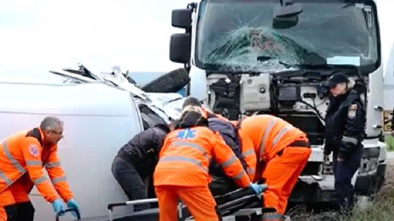 Серьезная авария в Единцах: два человека оказались в больнице после столкновения автоцистерны и микроавтобуса