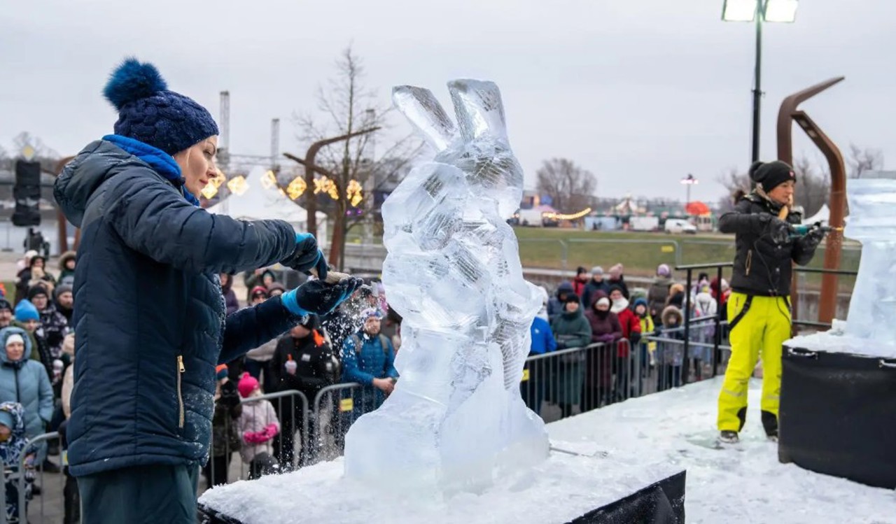 Profesioniști din 12 țări au creat sculpturi în gheață la un festival din Letonia 