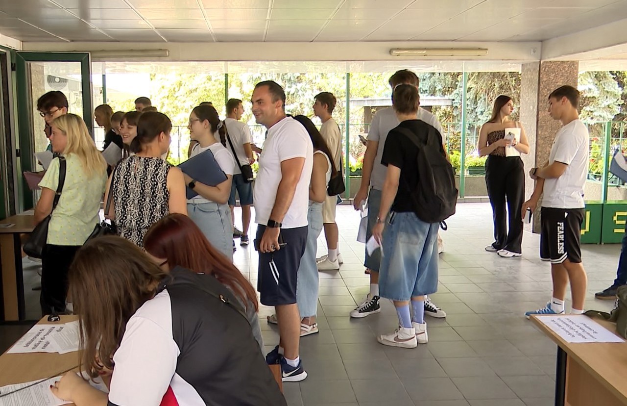 Burse-record în R. Moldova: Studenții vor primi până la 4.565 de lei pe lună