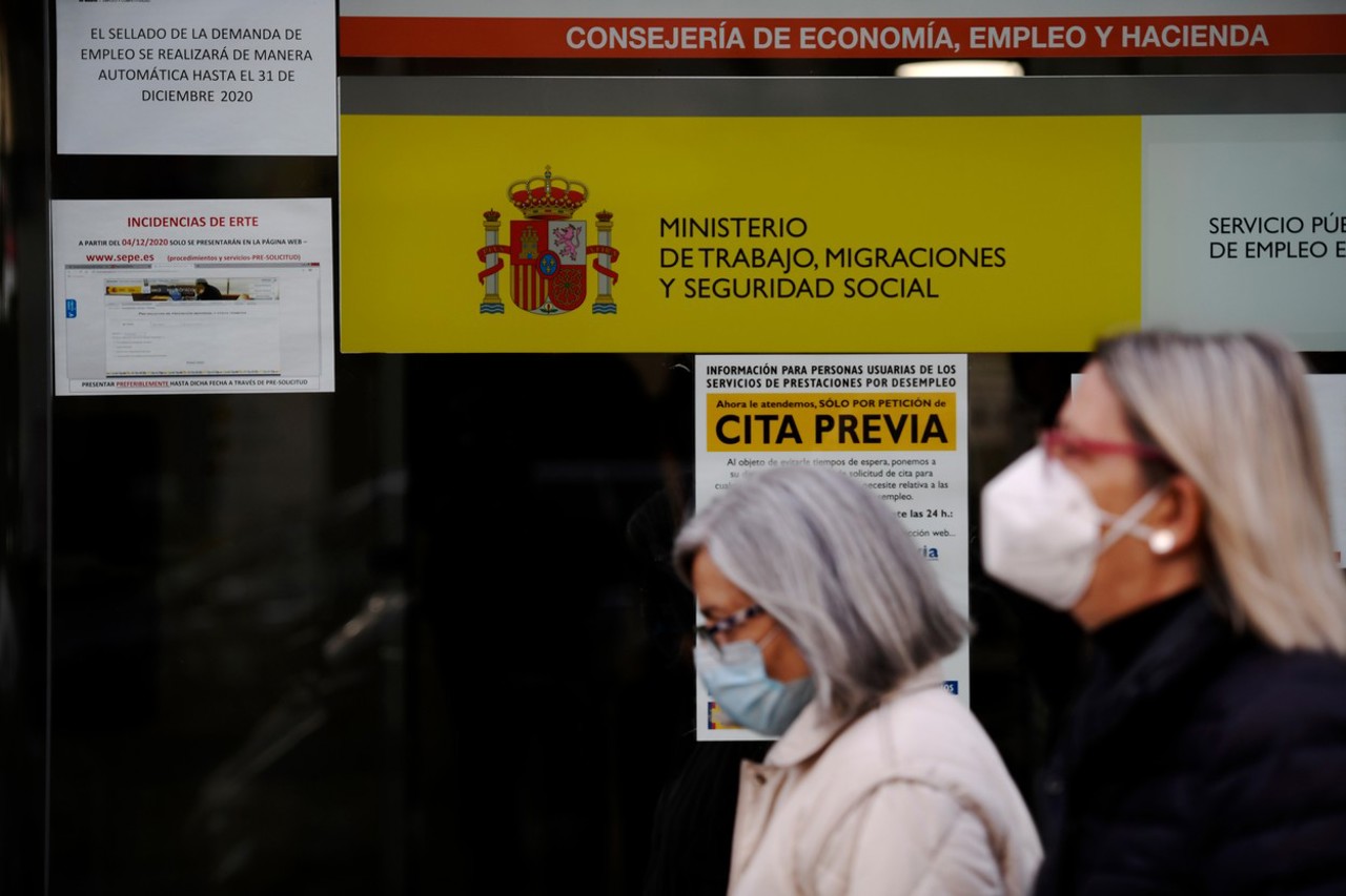 Spain announces return of facemasks in hospitals