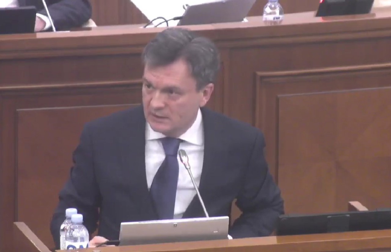 "Опасность очень реальна". Дорин Речан объясняет депутатам необходимость продления чрезвычайного положения
