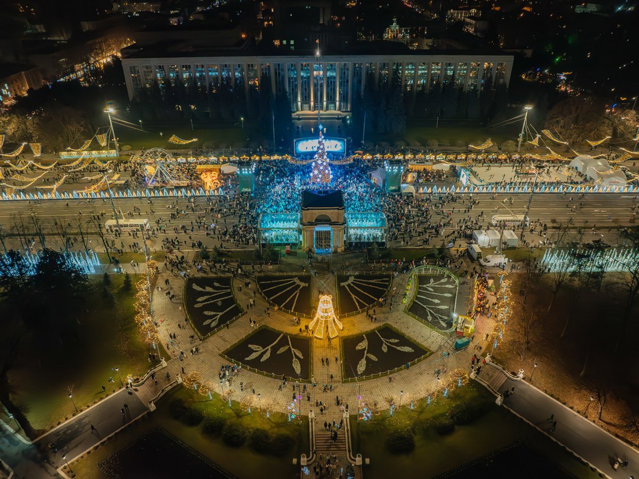 Chișinăul își aprinde luminile de sărbătoare: circulația rutieră, sistată în PMAN până sâmbătă dimineață