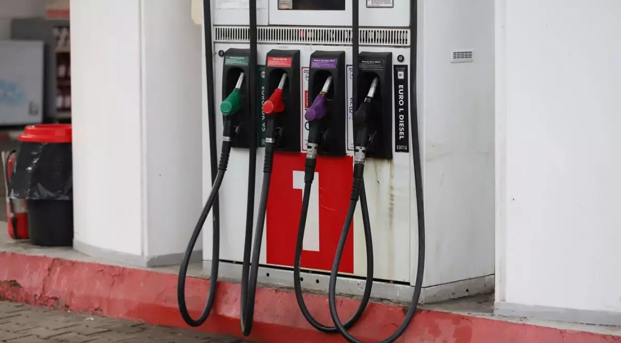 Prețuri mari la carburanți și în România. Șoferii caută benzină mai ieftină în țările vecine  