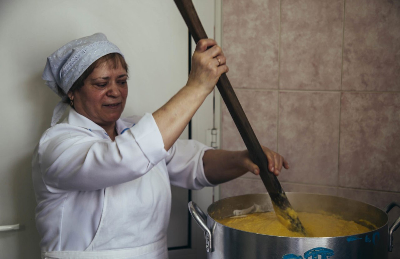 Salariile mici și programul solicitant ar putea lăsa instituțiile educaționale din Chișinău fără bucătari